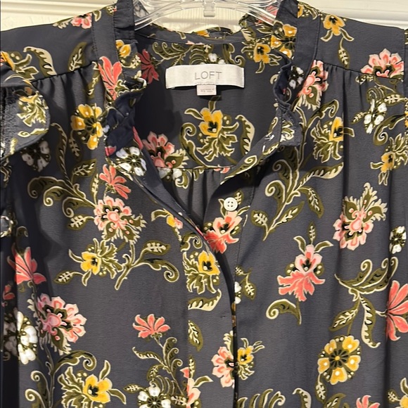 LOFT XS Floral Ruffle Henley Shell Sleeveless Top Grey Floral - Picture 3 of 6